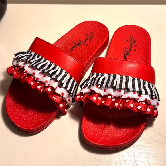 Disney Ladies Minnie Mouse Ruffle Red Slides, Size 5/6 - Picture 1 of 7